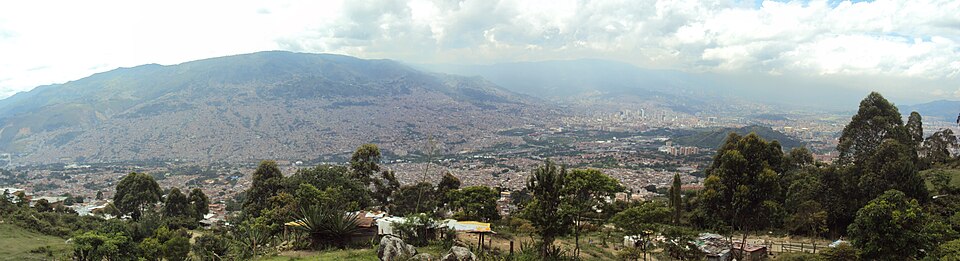 Panorámica real de Medellín desde el nororiente, con la ciudad y las montañas del Valle de Aburrá